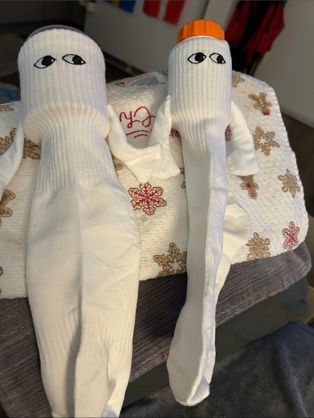 Magnetic hand holding socks